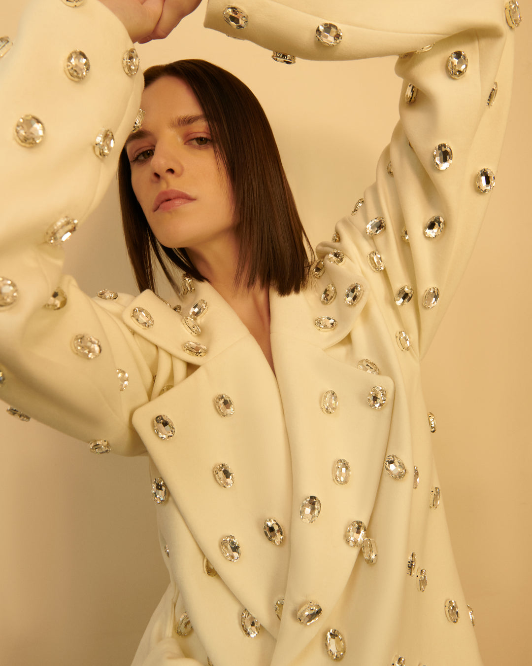 EKRU SWAROVSKI DETAYLI BAĞLAMALI KAŞE CEKET